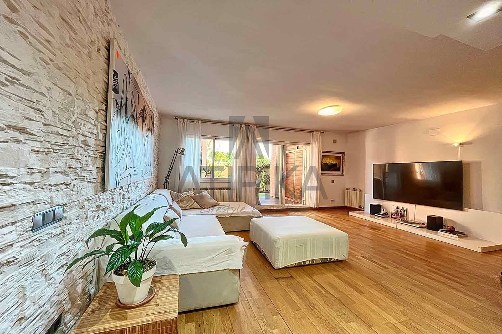 4 soveværelse Lejlighed til salg i Sitges med swimmingpool - € 645.000 (Ref: 8017432)