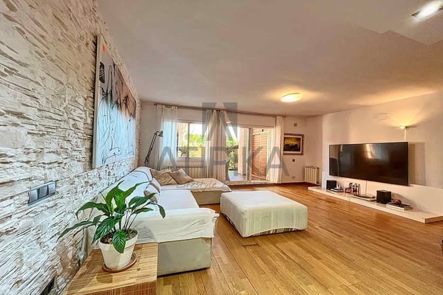 4 bedroom Apartment for sale in Sitges with pool - € 645,000 (Ref: 8017432)