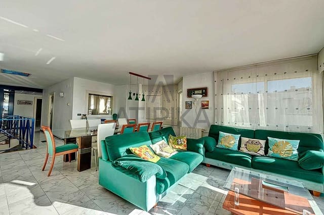 5 makuuhuone Huvila myytävänä paikassa Sitges mukana uima-altaan - 1 200 000 € (Ref: 8147991)