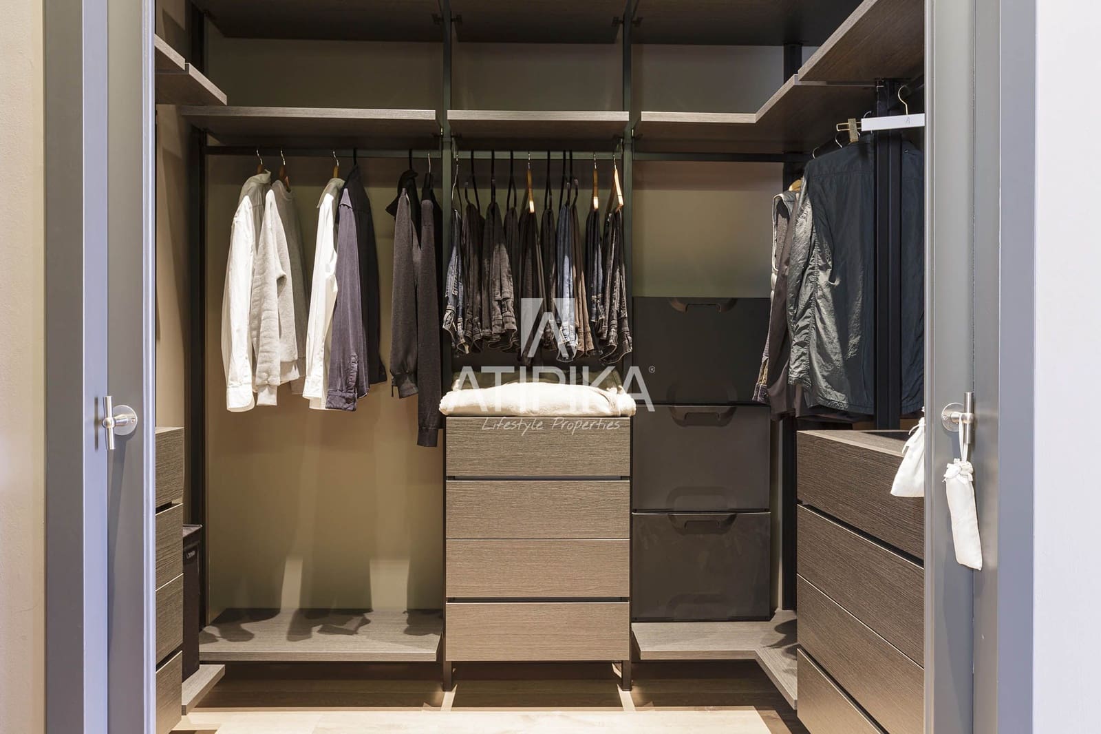 4 bedroom Apartment for sale in Barcelona city - € 2,900,000 (Ref: 9026250)