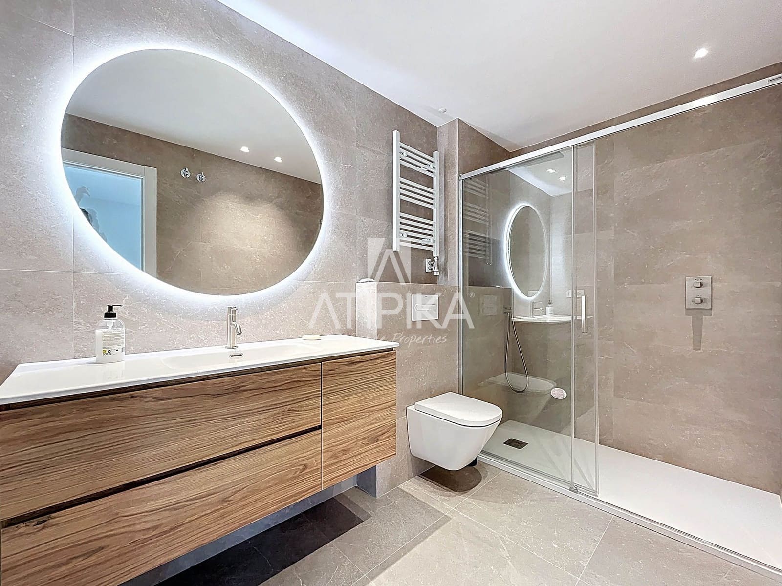 4 soveværelse Villa til leje i Gava med swimmingpool - € 6.800 (Ref: 9073075)