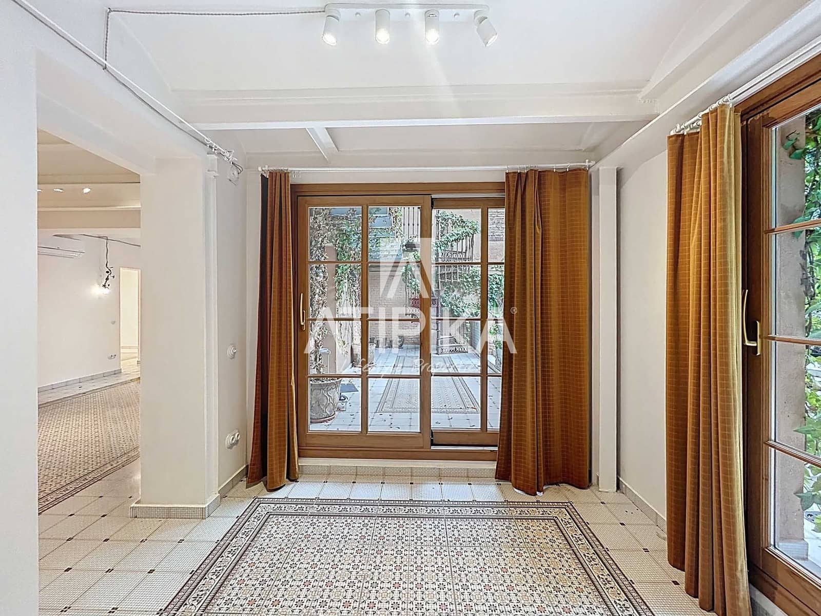 Oficina de 7 habitaciones en Barcelona ciudad en alquiler - 8.000 € (Ref: 9186616)