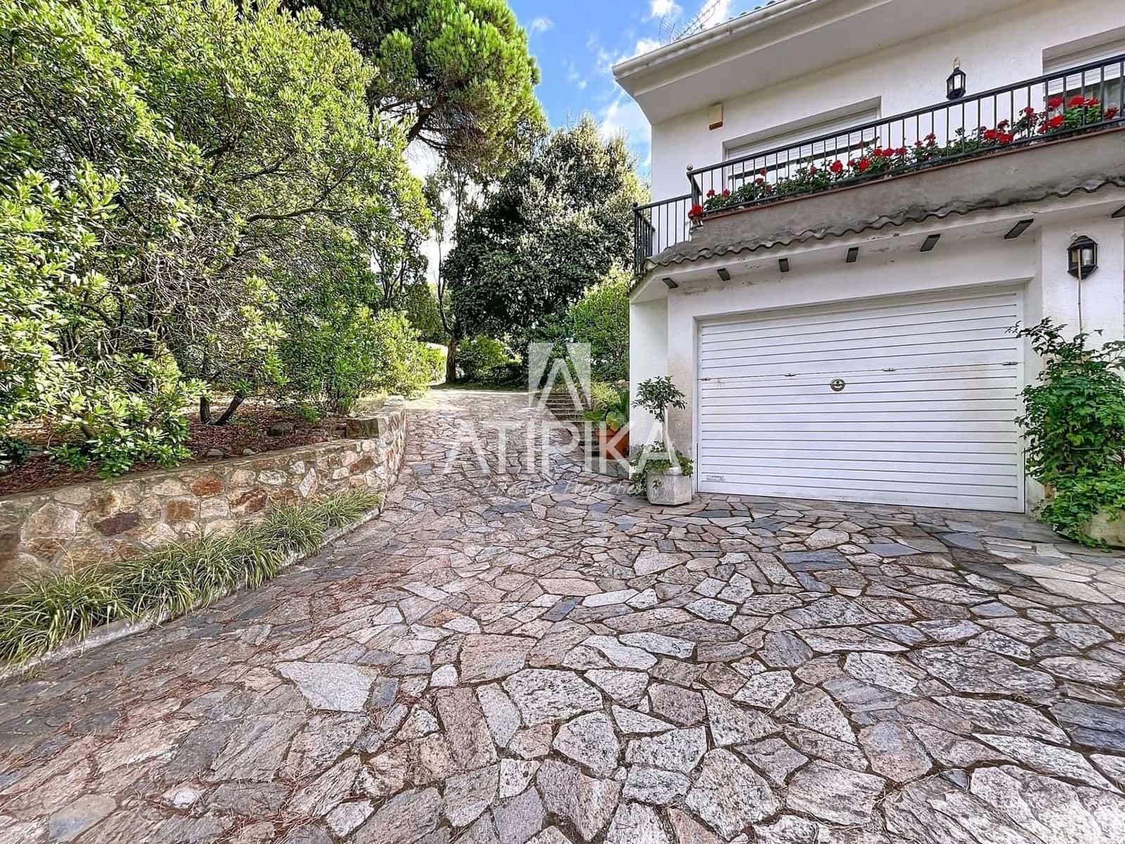 4 bedroom Villa for sale in Dosrius with pool - € 690,000 (Ref: 9235942)