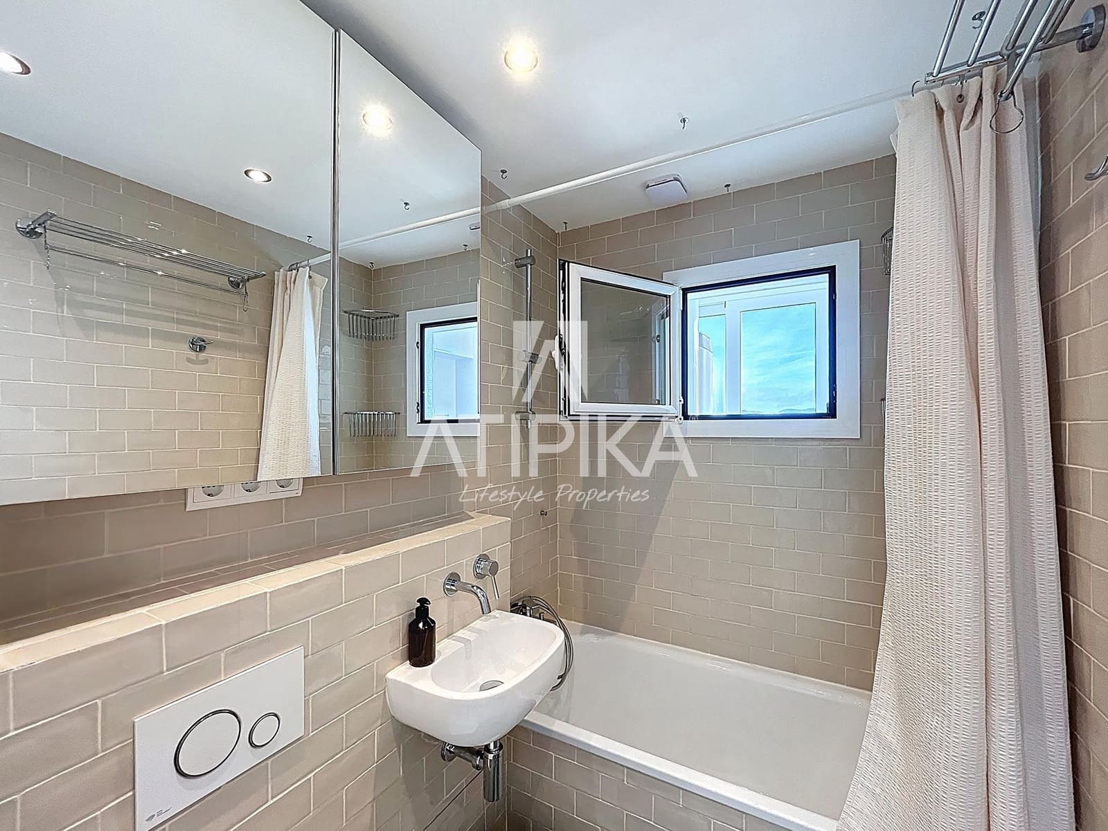 3 bedroom Penthouse for sale in Barcelona city - € 395,000 (Ref: 9523817)