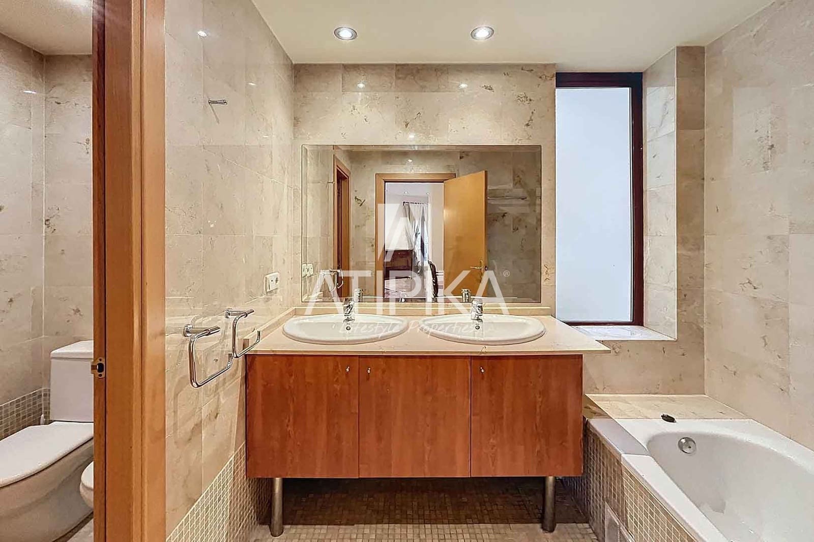 2 bedroom Office for rent in Barcelona city - € 2,100 (Ref: 9548708)