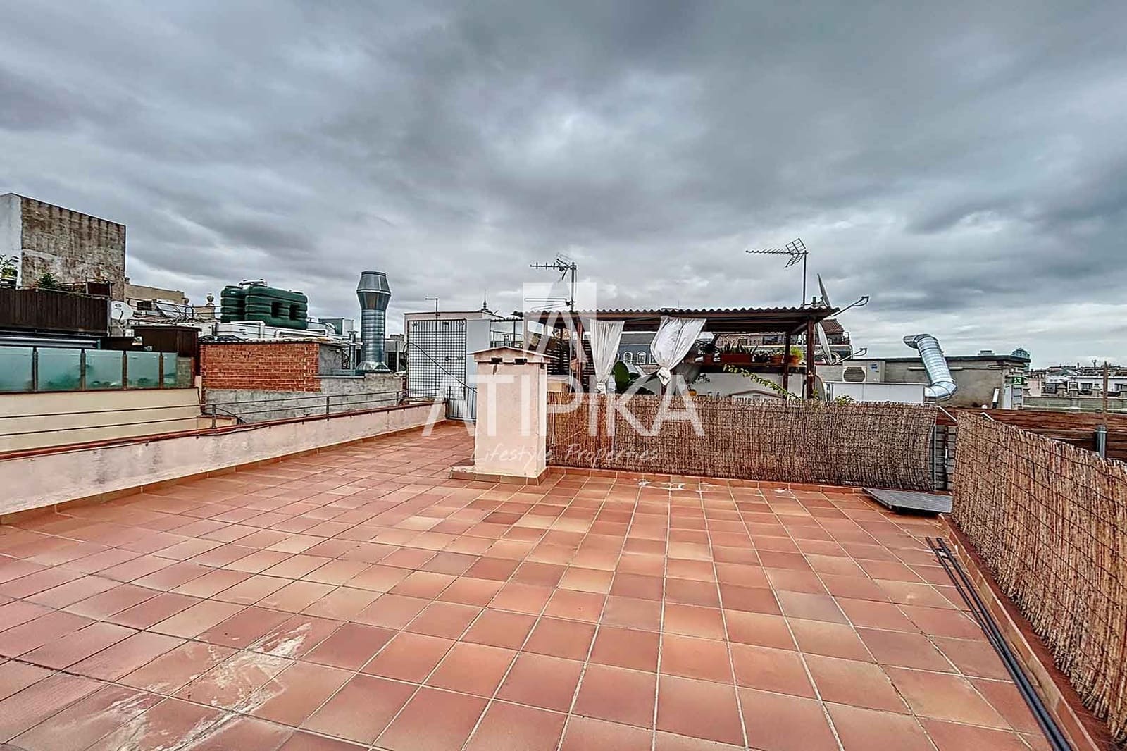 2 bedroom Office for rent in Barcelona city - € 2,100 (Ref: 9548708)