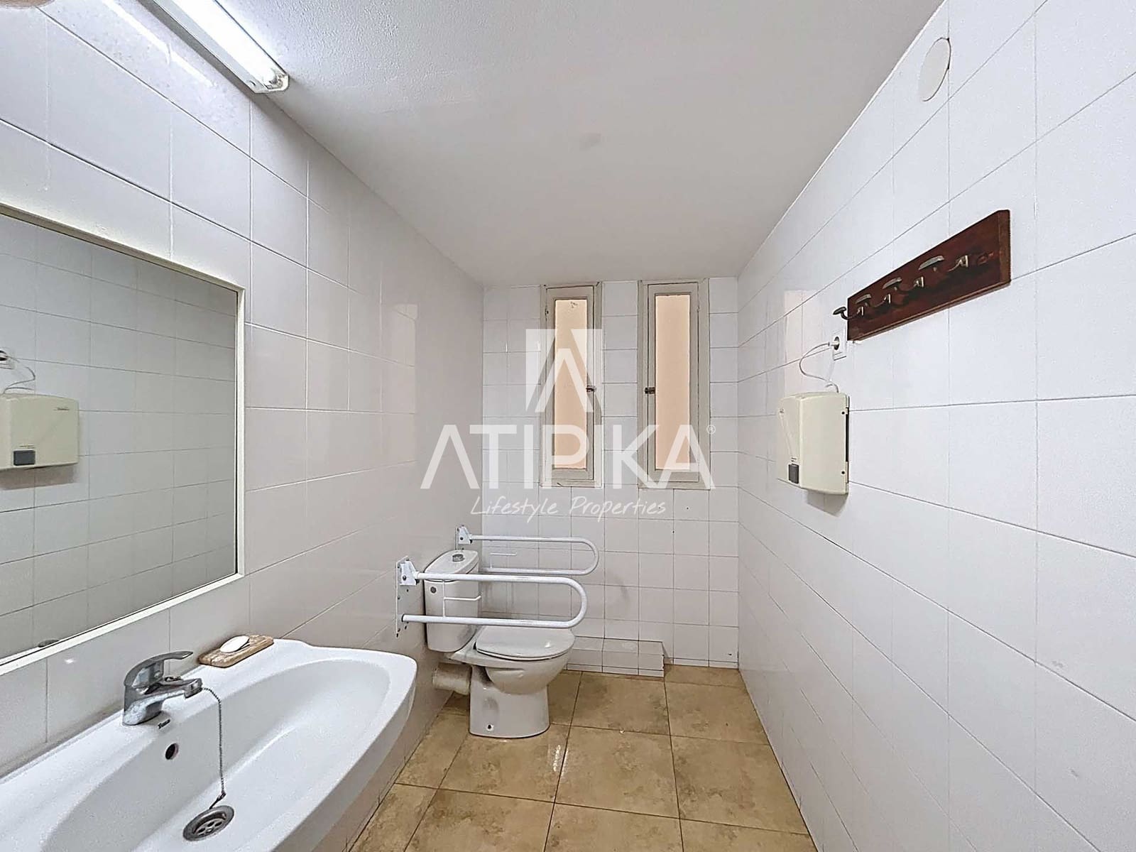 5 bedroom Commercial for rent in Barcelona city - € 3,500 (Ref: 9548713)