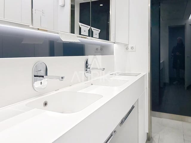 1 soveværelse Kontor til leje i Barcelona by med garage - € 7.896 (Ref: 9548734)
