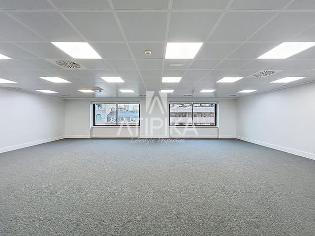 1 soveværelse Kontor til leje i Barcelona by med garage - € 7.896 (Ref: 9548734)