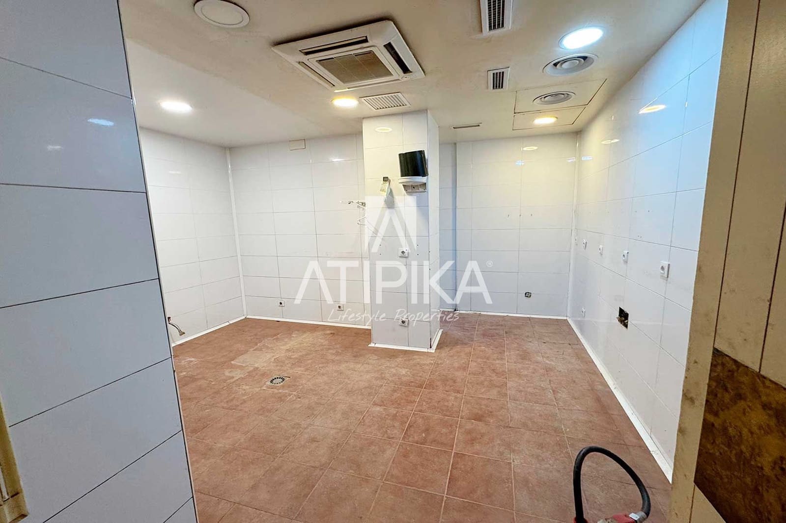 3 bedroom Commercial for rent in Barcelona city - € 17,500 (Ref: 9548751)