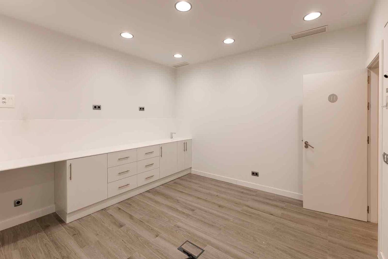 2 soverom Kontor til leie i Barcelona by - € 24 003 (Ref: 9548755)