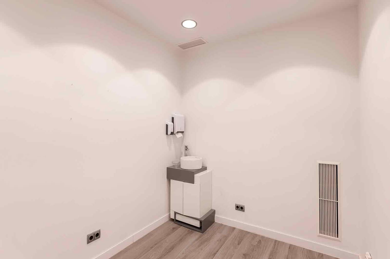 2 soverom Kontor til leie i Barcelona by - € 24 003 (Ref: 9548755)