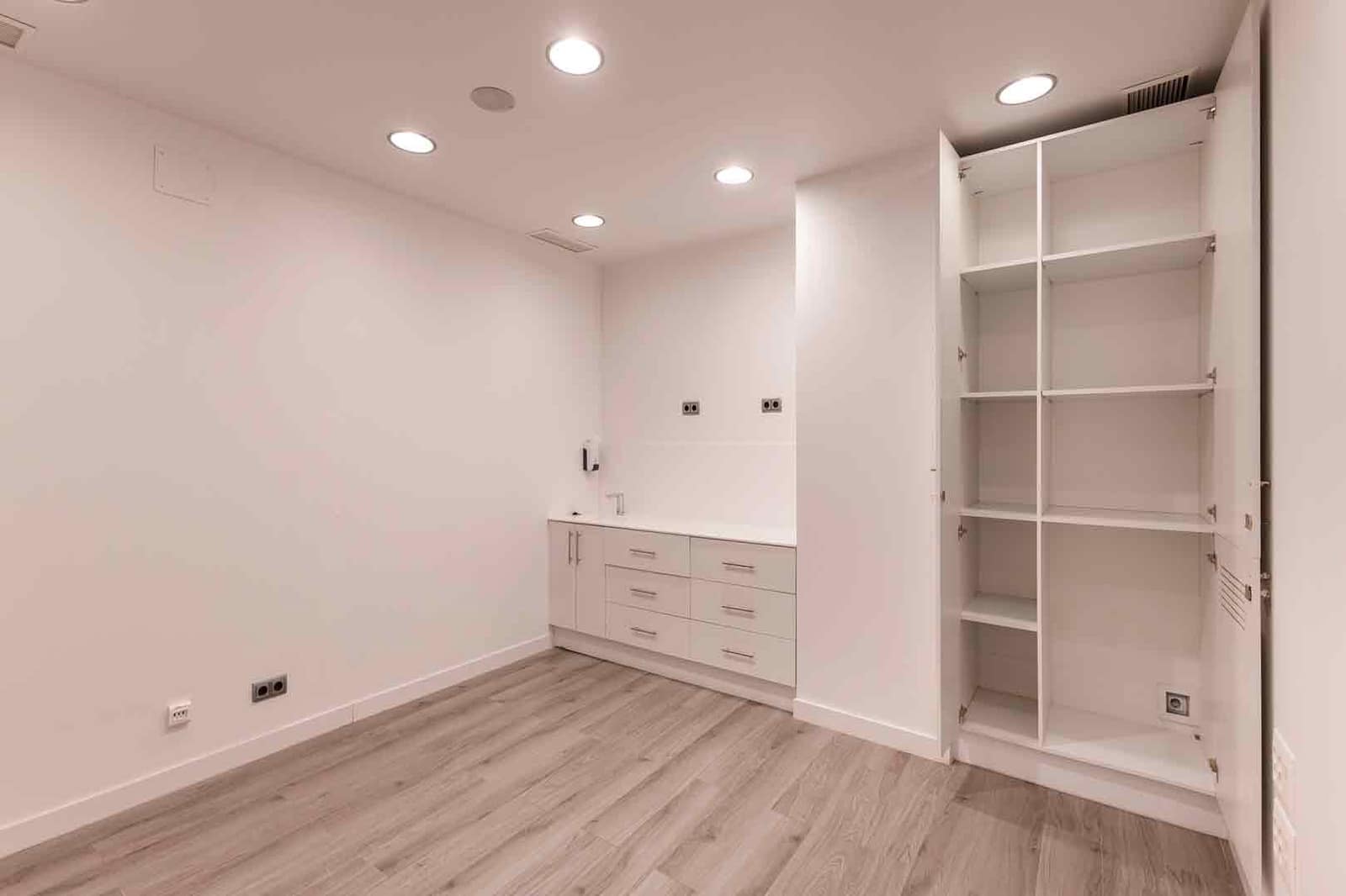 2 soverom Kontor til leie i Barcelona by - € 24 003 (Ref: 9548755)