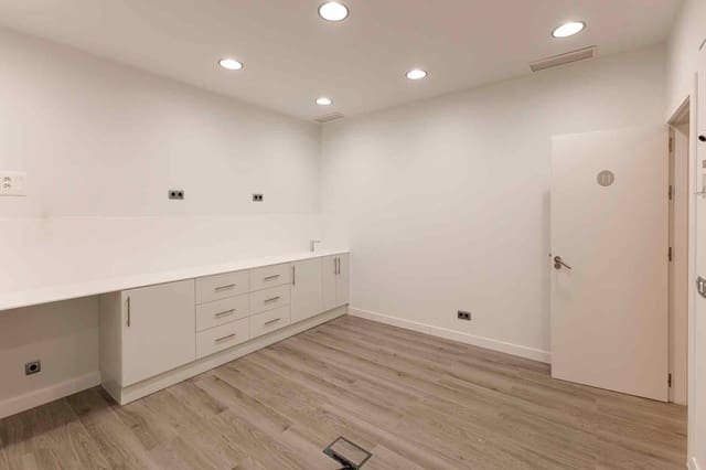 2 soverom Kontor til leie i Barcelona by - € 24 003 (Ref: 9548755)