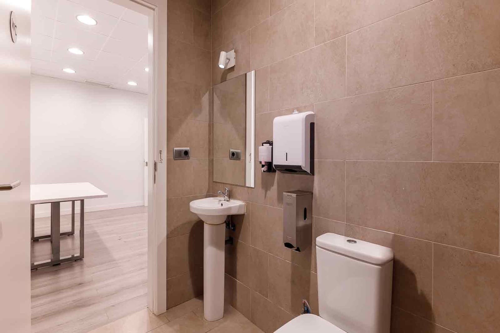 2 soverom Kontor til leie i Barcelona by - € 24 003 (Ref: 9548755)