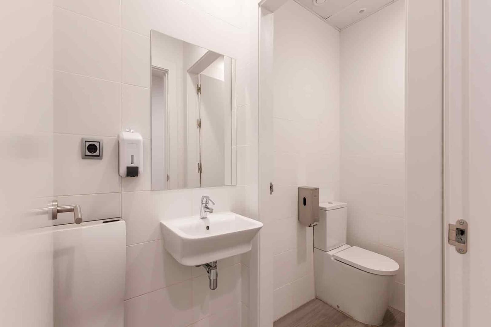 2 soverom Kontor til leie i Barcelona by - € 24 003 (Ref: 9548755)