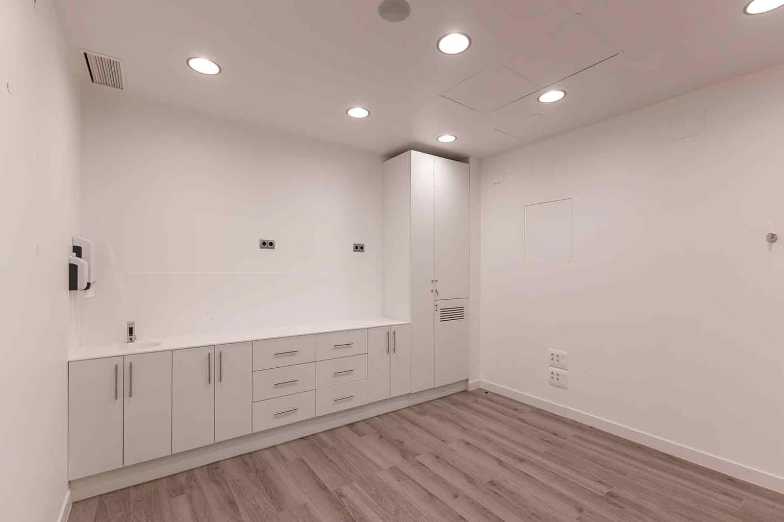 2 soverom Kontor til leie i Barcelona by - € 24 003 (Ref: 9548755)