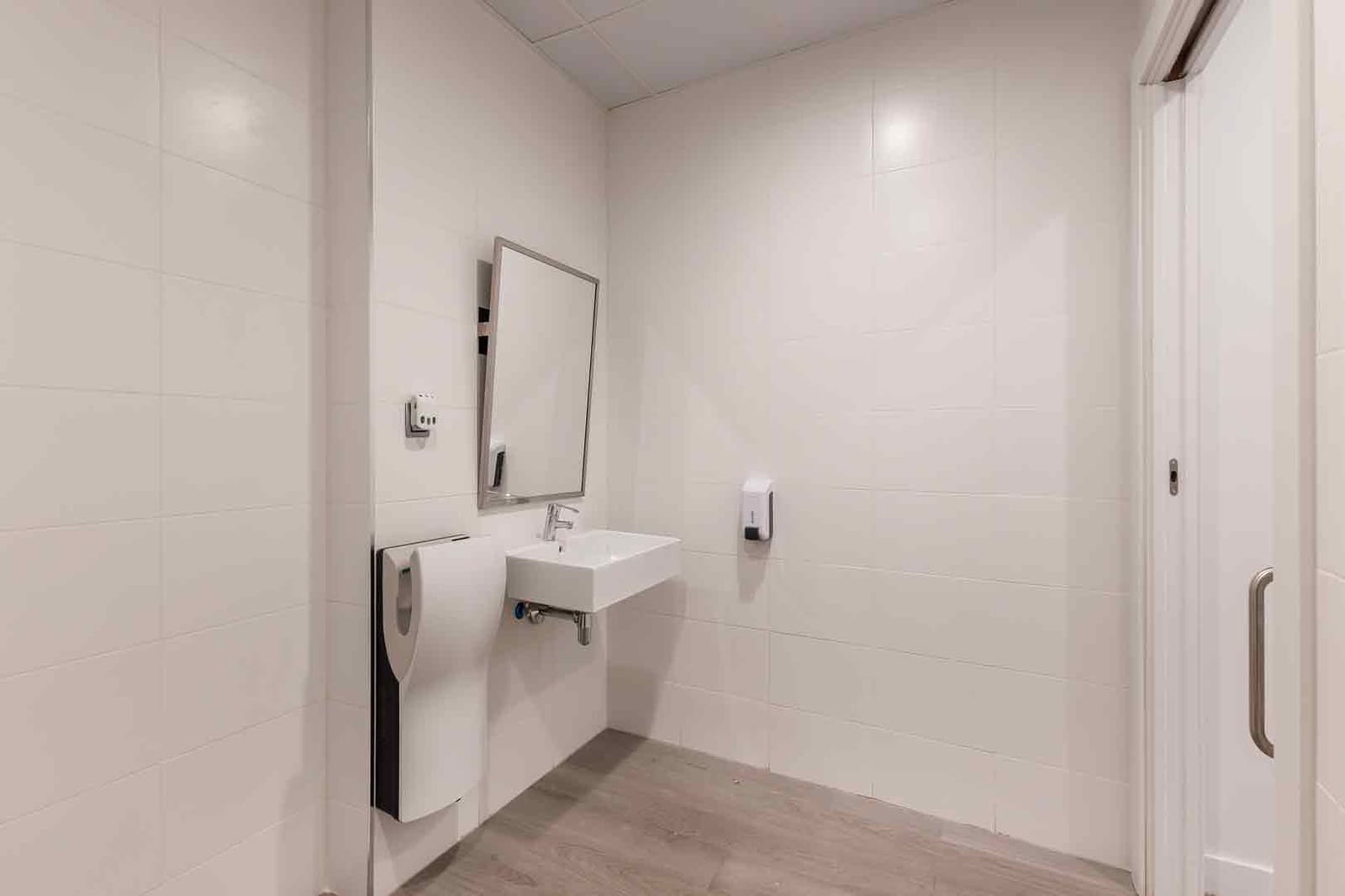 2 soverom Kontor til leie i Barcelona by - € 24 003 (Ref: 9548755)