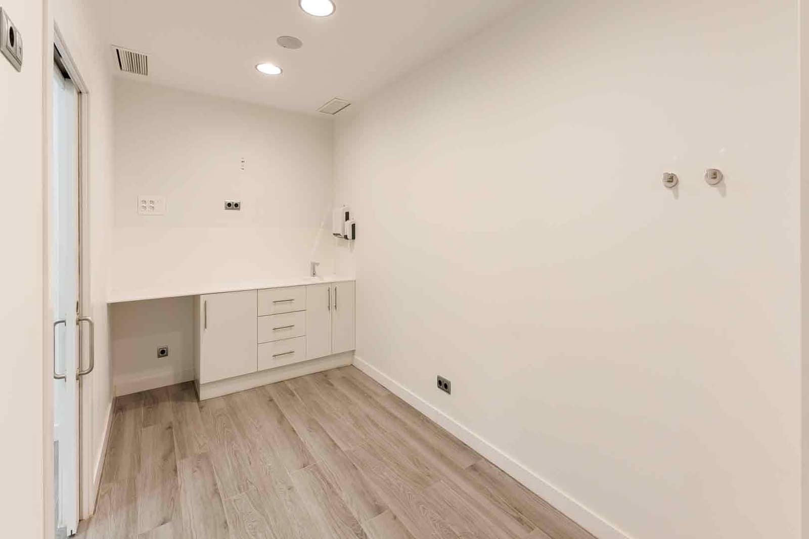 2 soverom Kontor til leie i Barcelona by - € 24 003 (Ref: 9548755)