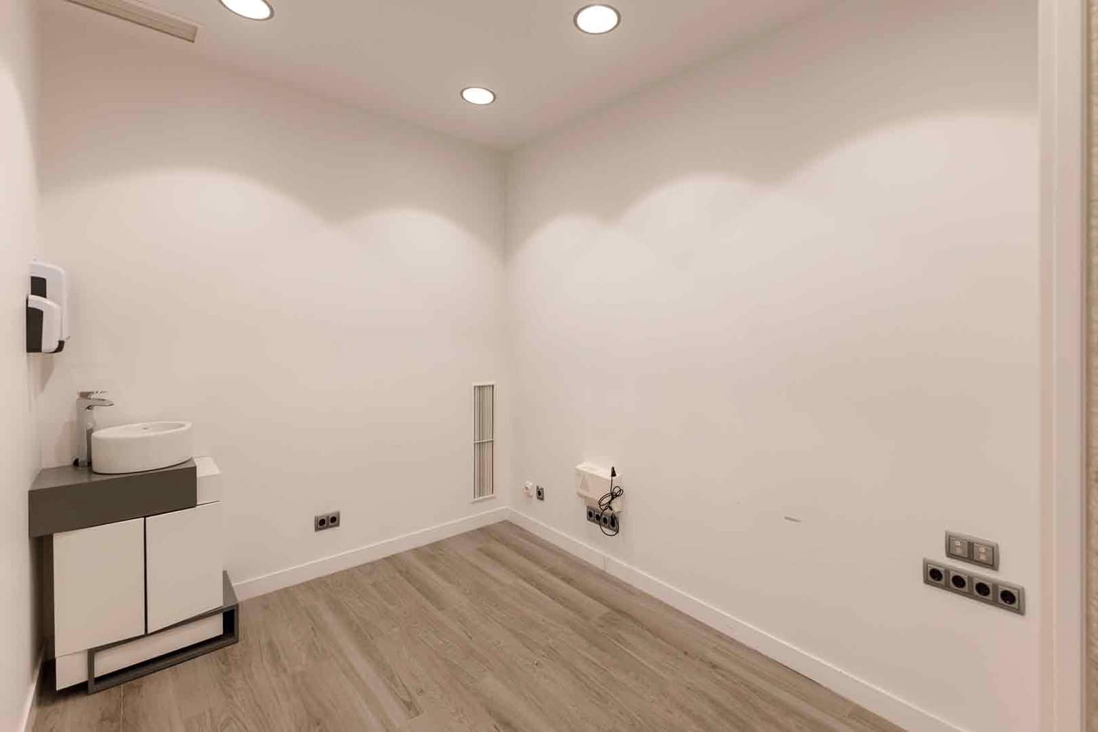 2 soverom Kontor til leie i Barcelona by - € 24 003 (Ref: 9548755)