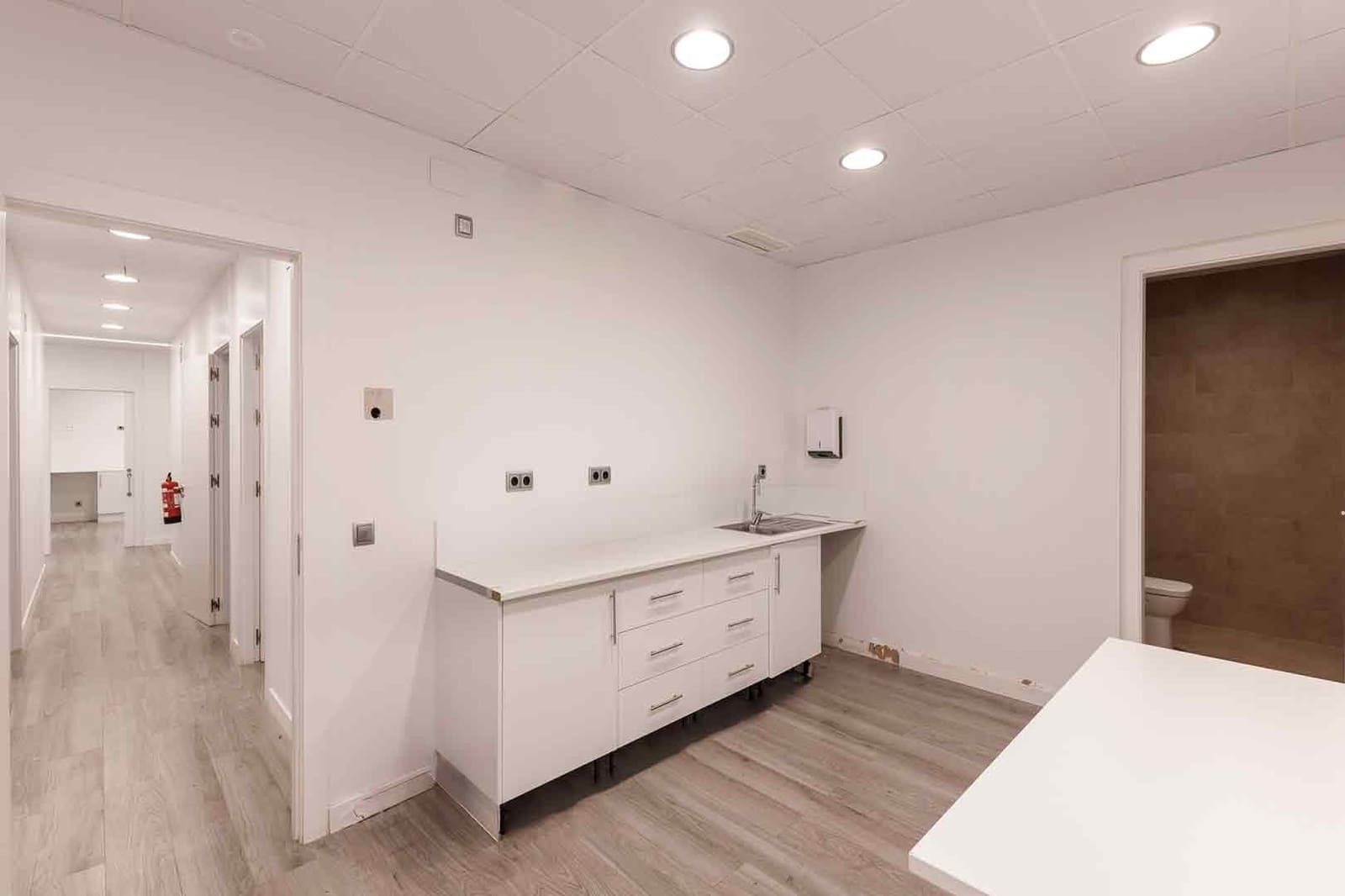 2 soverom Kontor til leie i Barcelona by - € 24 003 (Ref: 9548755)