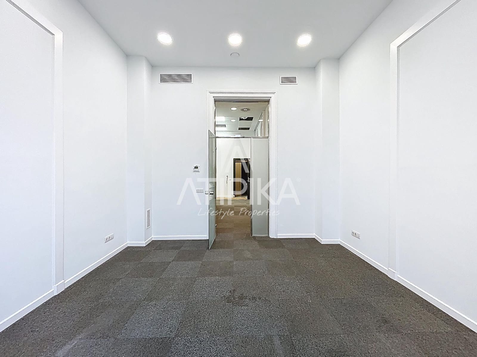 12 bedroom Office for rent in Barcelona city - € 13,000 (Ref: 9548761)