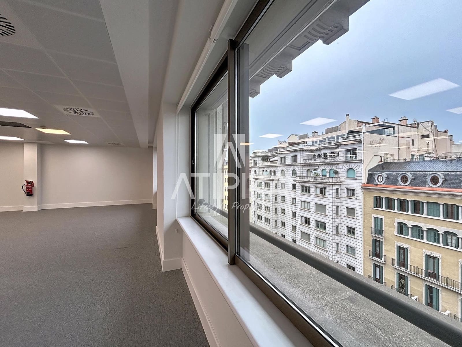 Oficina de 7 habitaciones en Barcelona ciudad en alquiler - 16.080 € (Ref: 9941339)