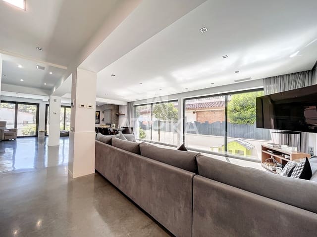5 Zimmer Villa zu vermieten in Castelldefels mit Pool Garage - 11.000 € (Ref: 9941352)
