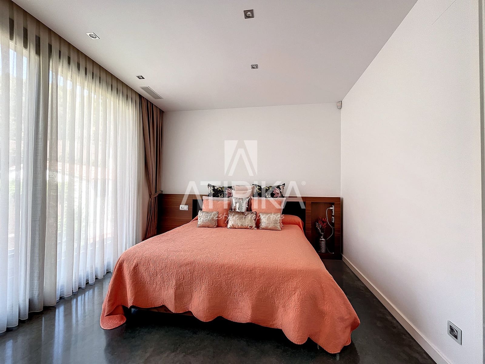 5 sypialnia Willa do wynajęcia w Castelldefels z basenem garażem - 11 000 € (Ref: 9941352)