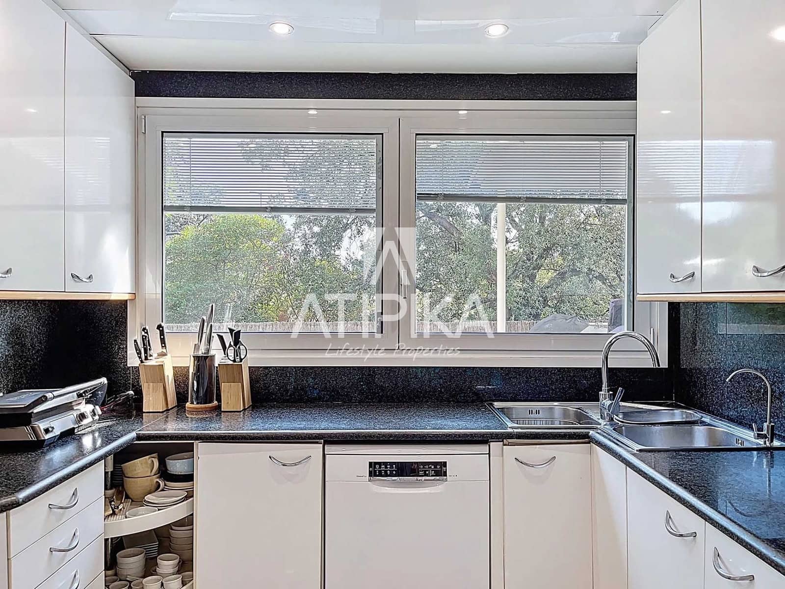 5 soverom Villa til leie i Barcelona by med svømmebasseng garasje - € 16 000 (Ref: 9941438)