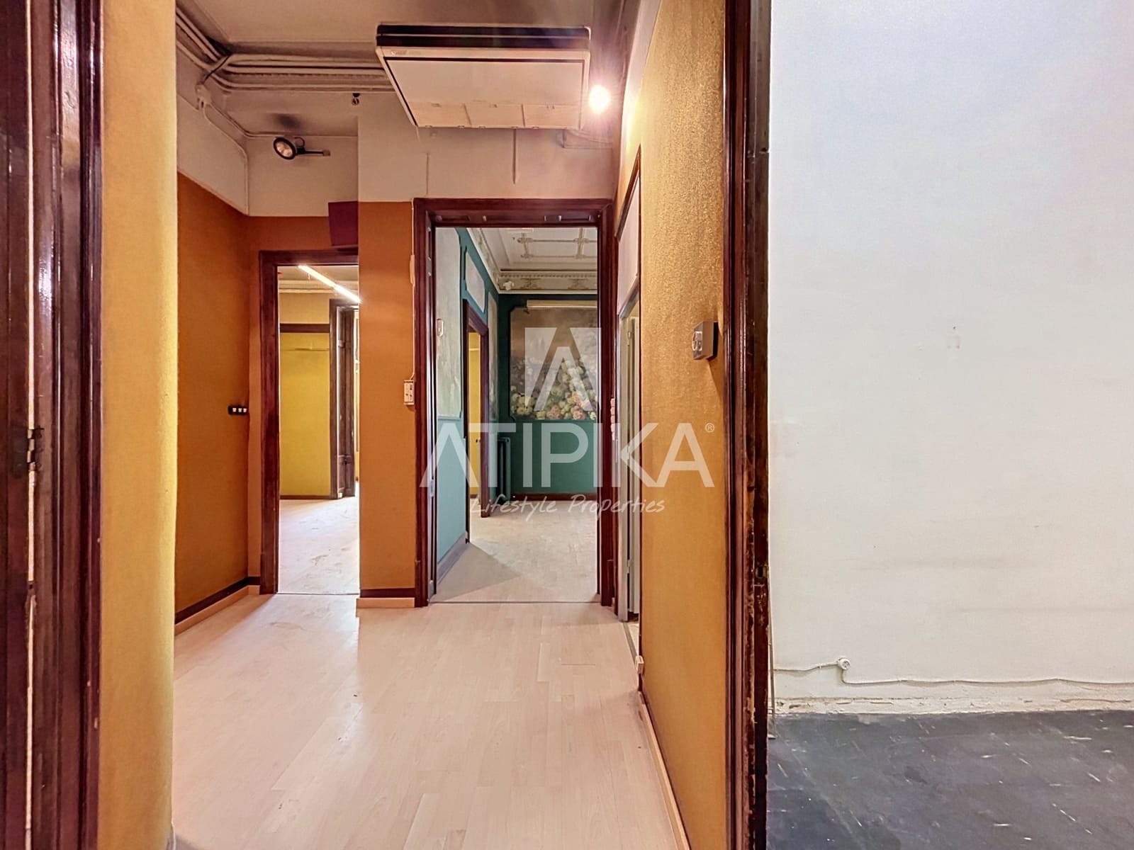 10 bedroom Office for sale in Barcelona city - € 6,700,000 (Ref: 9956701)