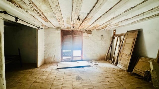 5 bedroom Townhouse for sale in La Portellada - € 45,000 (Ref: 10041279)