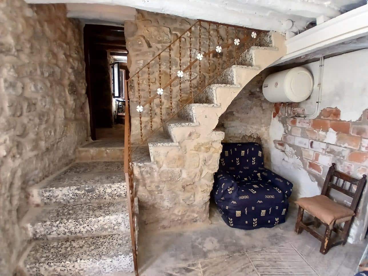 5 bedroom Townhouse for sale in Valdeltormo - € 64,000 (Ref: 10076597)