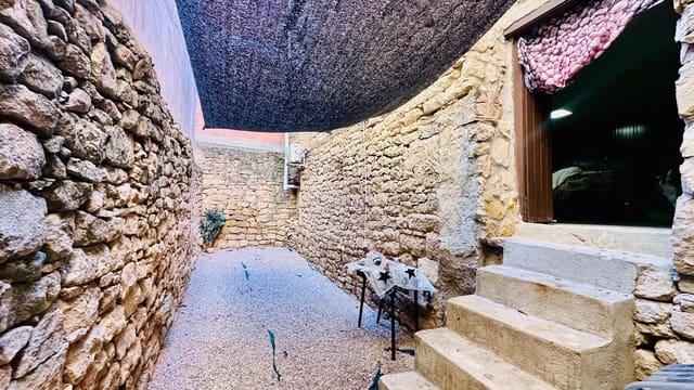 2 bedroom Townhouse for sale in Calaceite with garage - € 195,000 (Ref: 10180785)