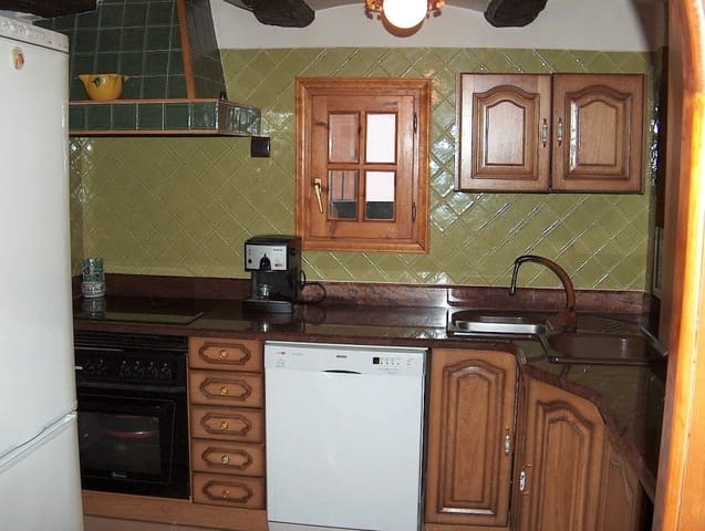 9 soveværelse Byhus til salg i La Fresneda - € 360.000 (Ref: 9150147)