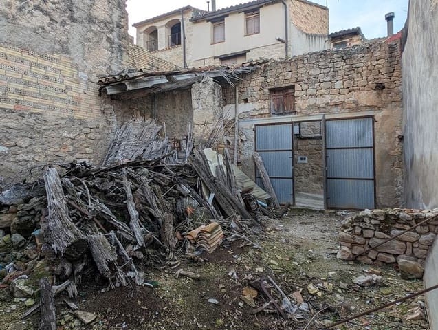 5 bedroom Townhouse for sale in Lledó - € 25,000 (Ref: 9150149)