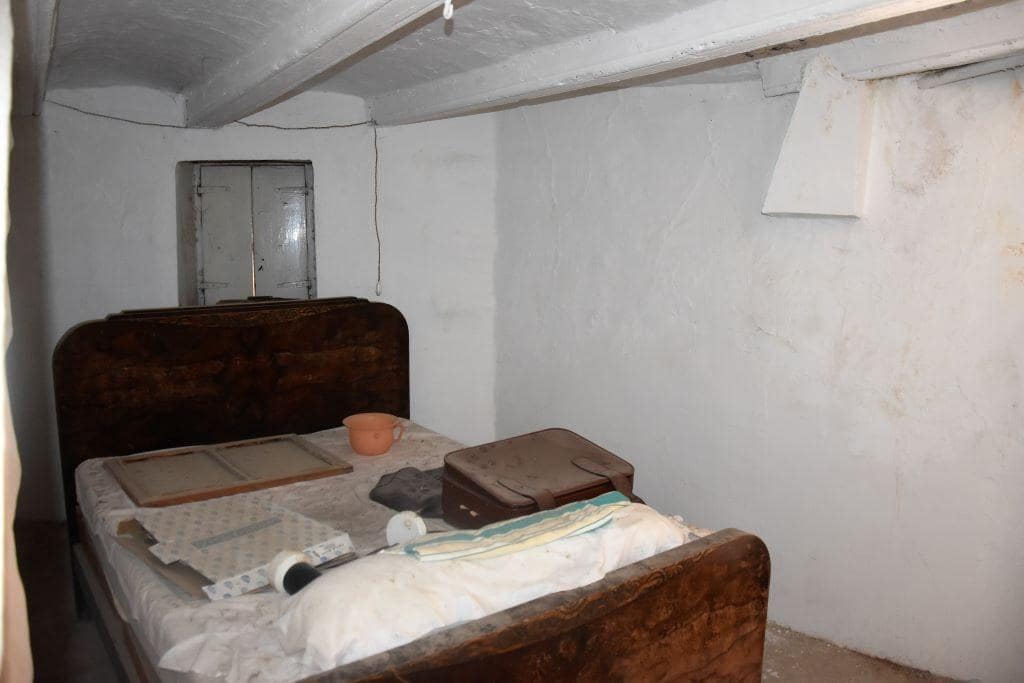 6 soverom Hus til salgs i Cretas med garasje - € 85 000 (Ref: 9150152)