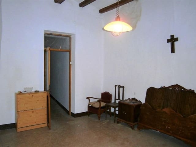 6 bedroom Townhouse for sale in Cretas with garage - € 85,000 (Ref: 9150152)