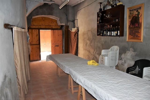 6 bedroom Townhouse for sale in Cretas with garage - € 85,000 (Ref: 9150152)