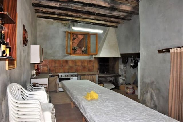 6 bedroom Townhouse for sale in Cretas with garage - € 85,000 (Ref: 9150152)