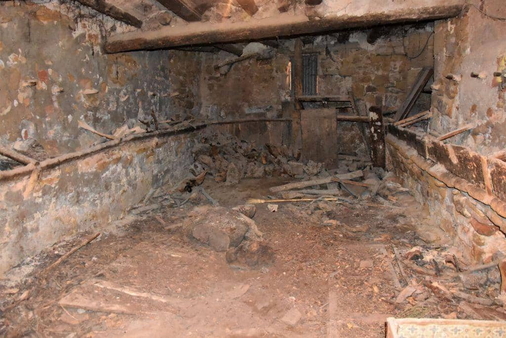 6 soverom Hus til salgs i Cretas med garasje - € 85 000 (Ref: 9150152)