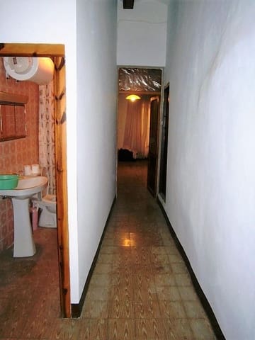 6 bedroom Townhouse for sale in Cretas with garage - € 85,000 (Ref: 9150152)