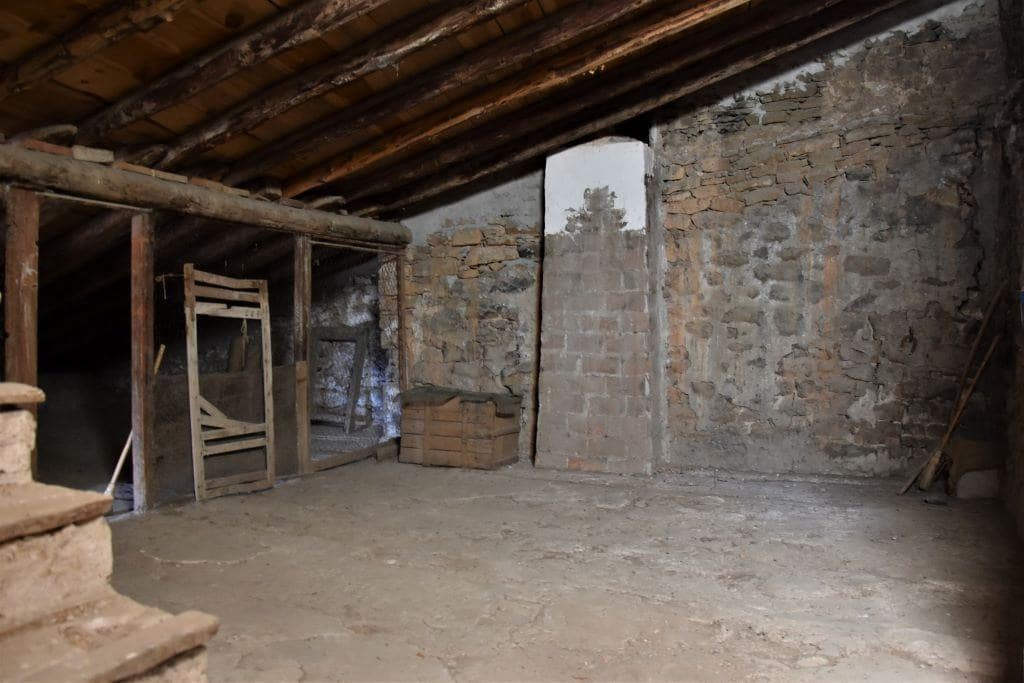 6 soverom Hus til salgs i Cretas med garasje - € 85 000 (Ref: 9150152)