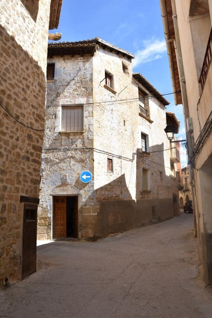 6 soverom Hus til salgs i Cretas med garasje - € 85 000 (Ref: 9150152)