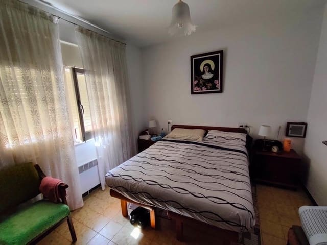 5 bedroom Villa for sale in Cretas with garage - € 275,000 (Ref: 9150270)