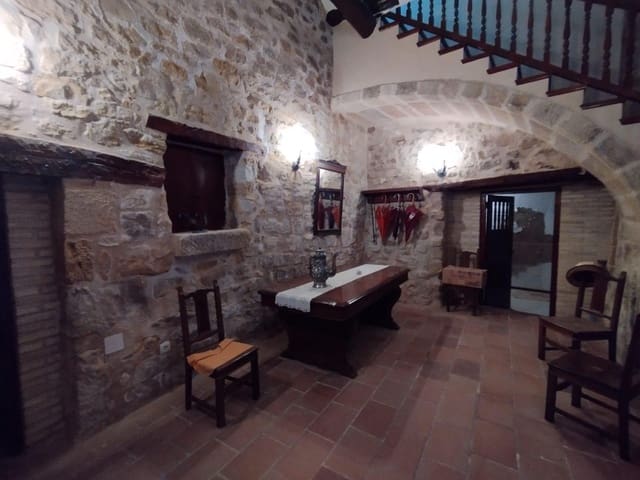 5 bedroom Townhouse for sale in Cretas - € 160,000 (Ref: 9715098)