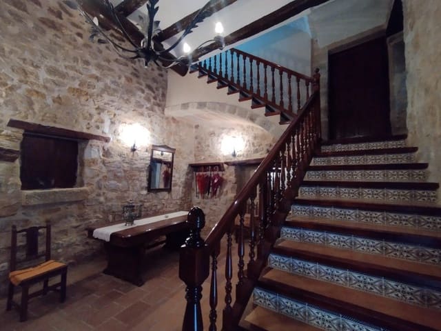 5 bedroom Townhouse for sale in Cretas - € 160,000 (Ref: 9715098)