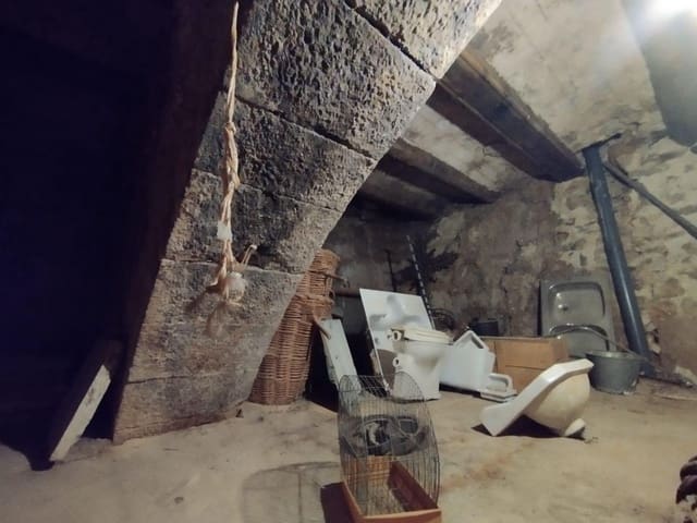 5 bedroom Townhouse for sale in Cretas - € 160,000 (Ref: 9715098)