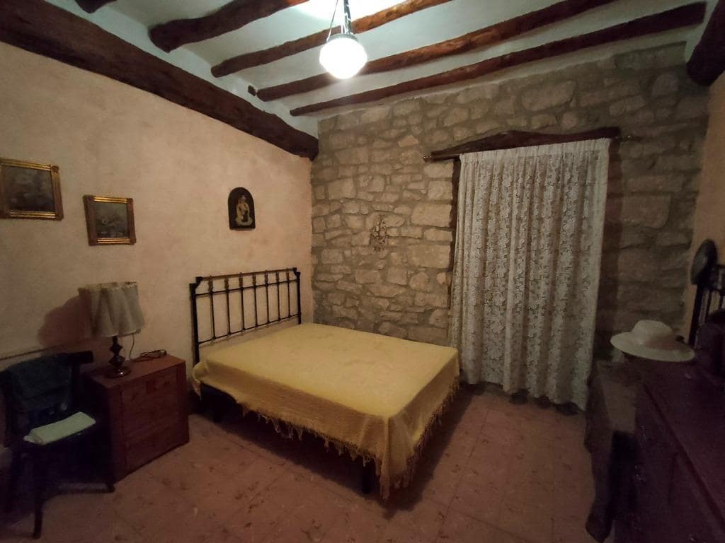 Casa de 12 habitaciones en Valdeltormo en venta - 469.000 € (Ref: 9743975)