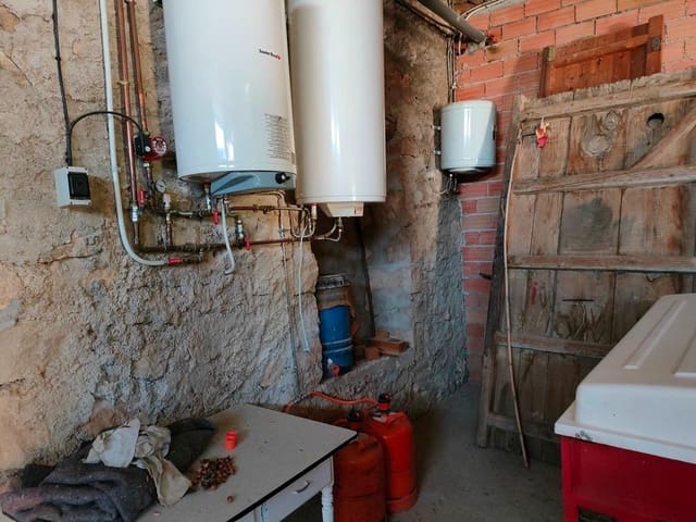 Casa de 12 habitaciones en Valdeltormo en venta - 469.000 € (Ref: 9743975)